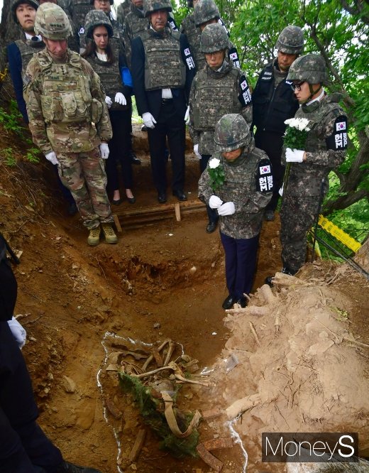 [머니S포토] 유엔군 추정 유해에 헌화하는 정경두 장관