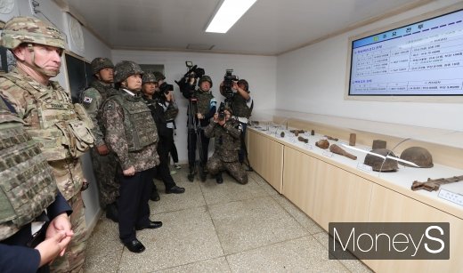 [머니S포토] 유해발굴 여건조성 작전 셜명 듣는 정경두 장관