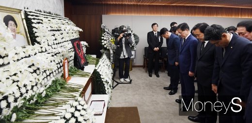 [머니S포토] 고 이희호 여사 조문하는 바른미래당 의원들