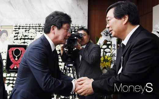 [머니S포토] 고 이희호 여사 유가족 위로하는 유승민 의원