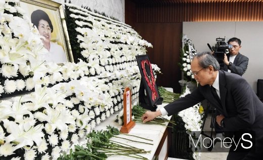 [머니S포토] 헌화하는 주한일본대사