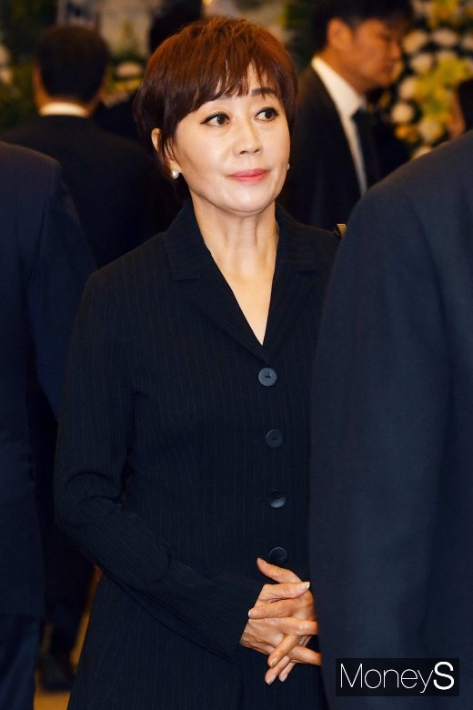 [머니S포토] 고 이희호 여사 빈소 찾은 가수 하춘화