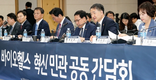 지난달 15일 바이오헬스 혁신 민관 공동 간담회에서 제약바이오 기업 대표들이 논의하고 있다. /사진=이기범 머니투데이 기자