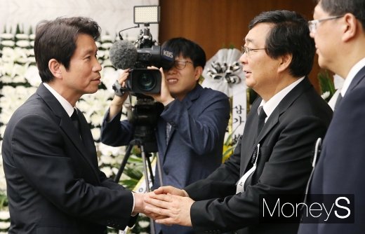 [머니S포토] 유가족 격려하는 이인영