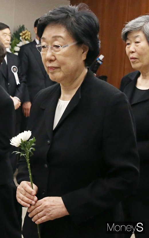 [머니S포토] 한명숙 전 총리, 고 이희호 빈소 조문