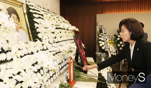 [머니S포토] 고 이희호 빈소, 헌화하는 나경원 원내대표