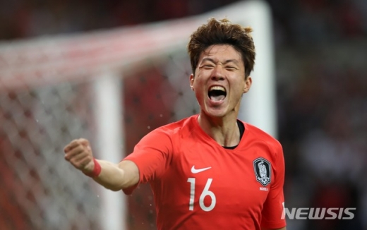 황의조가 지난 7일 오후 부산 아시아드주경기장에서 열린 축구 국가대표팀 A매치 평가전 대한민국-호주 경기에서 첫 골을 넣고 세리머니를 하고 있다. /사진=뉴시스