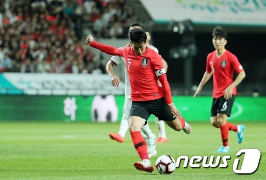 11일 오후 서울 마포구 상암동 서울월드컵경기장에서 열린 축구 국가대표팀 평가전 대한민국과 이란의 경기에서 손흥민이 슈팅을 하고 있다. /사진=뉴스1