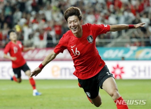 11일 서울 상암동 월드컵경기장에서 열린 축구 국가대표팀 A매치 평가전 한국 대 이란의 경기, 황의조가 선제골을 넣은 뒤 환호하고 있다. /사진=뉴시스