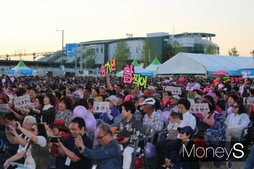 송가인을 연호하는 개막식 참가자들. 11일 평일 개막식에도 많은 인파가 몰렸다. /사진=박정웅 기자