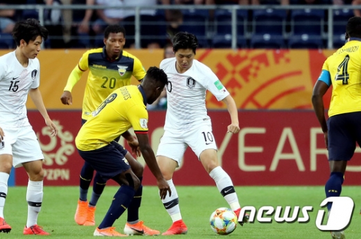 12일 오전(한국시간) 폴란드 루블린에 위치한 아레나 루블린에서 열린 2019 U-20 월드컵 4강전에서 에콰도르를 상대로 환상적인 어시스트를 올린 이강인(오른쪽). /사진=뉴스1