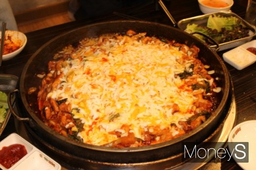 어린이들도 좋아하는 치즈를 얹은 춘천닭갈비. /사진=박정웅 기자