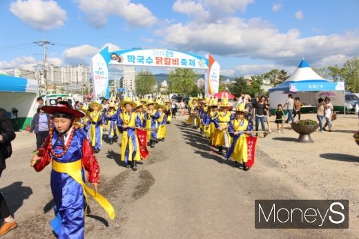 11일 막국수닭갈비축제 사상 첫 퍼레이드가 열린 가운데 어린이 취타대가 축제장에 들어오고 있다. /사진=박정웅 기자