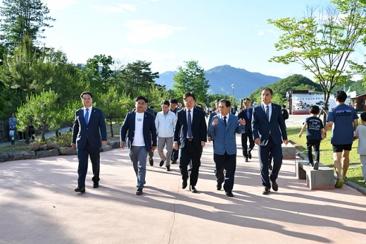지난 7일 오후 이재명 경기도지사가 포천 한탄강 지질공원센터내 지질생태체험관을 체험하고 현장을 둘러보고 있다. / 사진제공=경기도