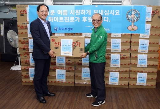 하이트진로는 11일, 건강한 여름나기를 위해 서울역 쪽방상담소에 선풍기 100대를 기증했다.서울역쪽방상담소 김갑록 시설장과 하이트진로 이장원 나눔문화팀장이 기념촬영을 하고 있다.