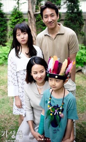 봉준호 감독, 현실 같은 '기생충' 촬영현장 사진