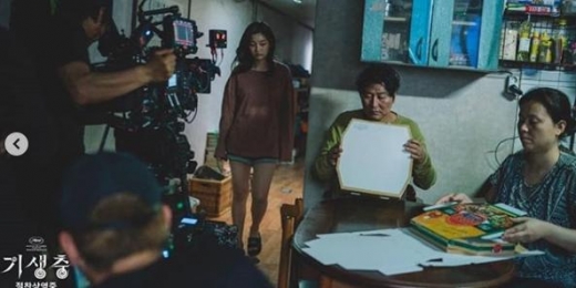 봉준호 감독, 현실 같은 '기생충' 촬영현장 사진
