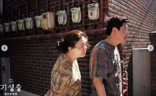 봉준호 감독, 현실 같은 '기생충' 촬영현장 사진