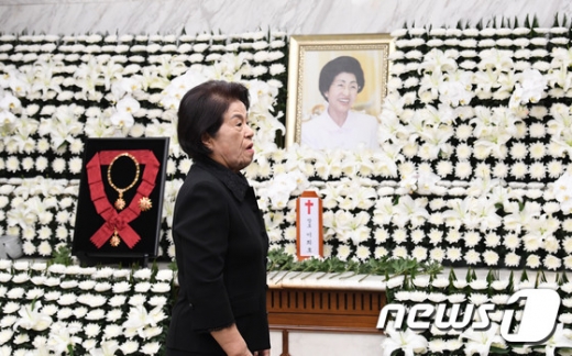 전두환 씨의 부인 이순자씨가 11일 오전 서울 신촌 세브란스장례식장에 마련된 고 이희호 김대중평화센터 이사장의 빈소를 찾아 조문하고 있다. /사진=뉴스1