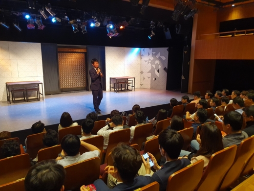 11일 강남 코엑스아트홀에서 진행된 투자권유대행인 유치 고객 초청 행사에서 최현재 유안타증권 글로벌투자정보센터장이 ‘미·중 무역분쟁 예상 시나리오’을 주제로 세미나를 진행하고 있다. /사진=유안타증권