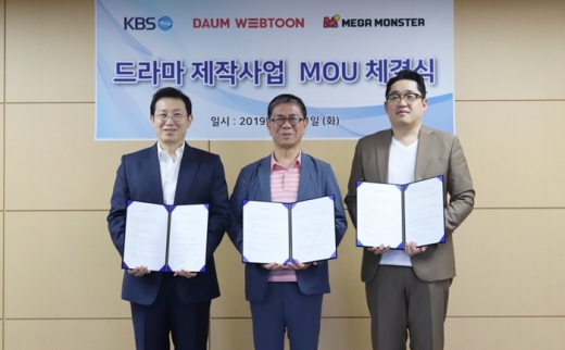 왼쪽부터 이준호 메가몬스터 대표, 문보현 KBS 드라마센터장, 박정서 다음웹툰컴퍼니 대표. /사진=카카오