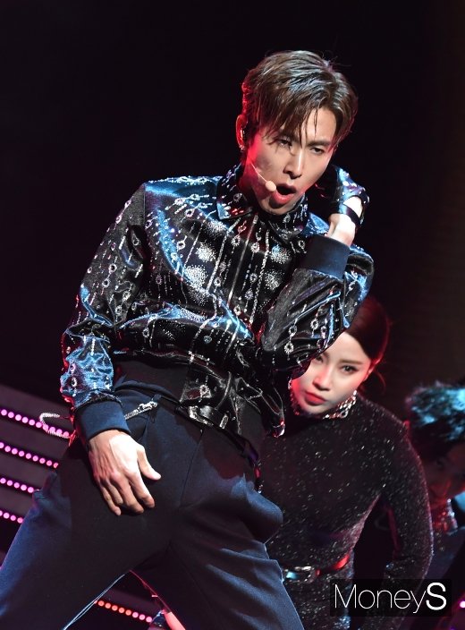 [머니S포토] 유노윤호, 섹시한 퍼포먼스