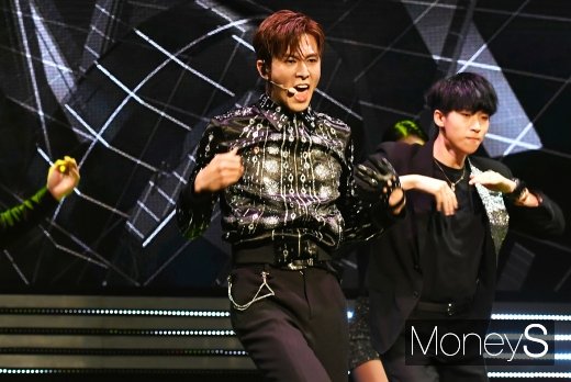 [머니S포토] 유노윤호 '무대 즐기는 열정남'