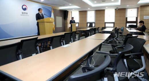 박상기 법무부 장관이 12일 경기 정부과천청사 법무부에서 검찰과거사위원회 진상조사 활동 종료 언론 브리핑을 하고 있다.  이날 박 장관의 브리핑은 발표만하고 질문을 받지 않는다고 해, 출입기자들이 참석치 않아 자리가 비어 있다. /사진=뉴시스 