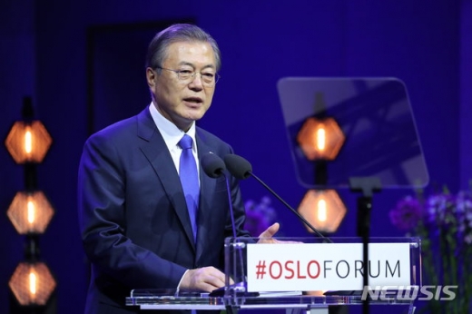 12일(현지시간) 오슬로대학 법대 대강당에서 열린 '오슬로 포럼'에서 기조연설 중인 문재인 대통령. /사진=뉴시스