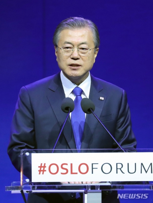 12일 오후(현지시간) 노르웨이 오슬로 대학교 법대 대강당에서 개최된 '오슬로 포럼'에서 기조연설 중인 문재인 대통령. /사진=뉴시스