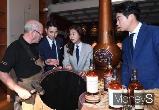 [머니S포토] '정통 스코틀랜드 오크통 장인의 노하우 전수'