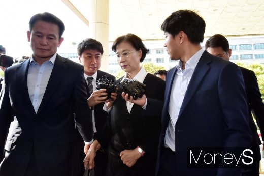 [머니S포토] 이명희, 해외 구입 물품 밀수 혐의 1심 선고공판 출석
