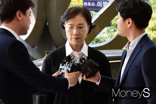 [머니S포토] 1심 선고 앞둔 이명희, 취재진 질문에 묵묵부답