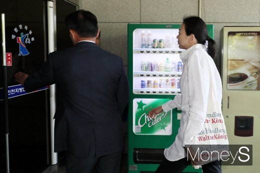 [머니S포토] 1심 선고 출석하는 조현아, 취재진 피해 뒷문으로...