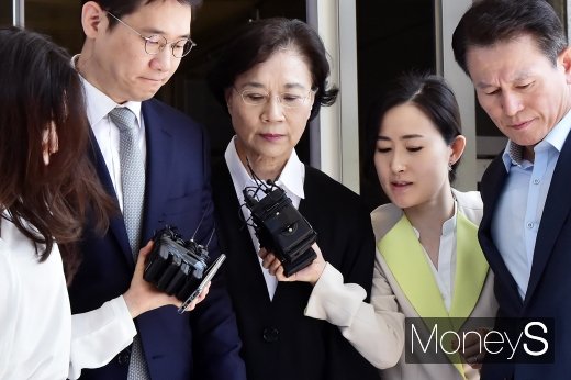 [머니S포토] 밀수 혐의 이명희, 징역 6개월 집유 1년 선고