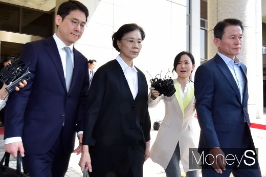 [머니S포토] 밀수 혐의 이명희, 집행유예로 구속 면해