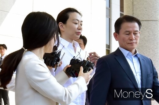 [머니S포토] 1심 선고공판 마치고 법정 나서는 조현아