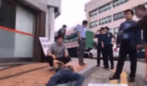 함평군청 앞에서 시위하던 A씨가 폭행을 당해 쓰러진 가운데 A씨 뒤로 경찰관들의 모습이 보인다. /사진=온라인 커뮤니티