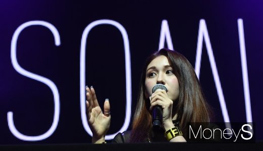 [머니S포토] 전소미, 라이브 무대 없는 쇼케이스…'아직 완벽하지 않아서'
