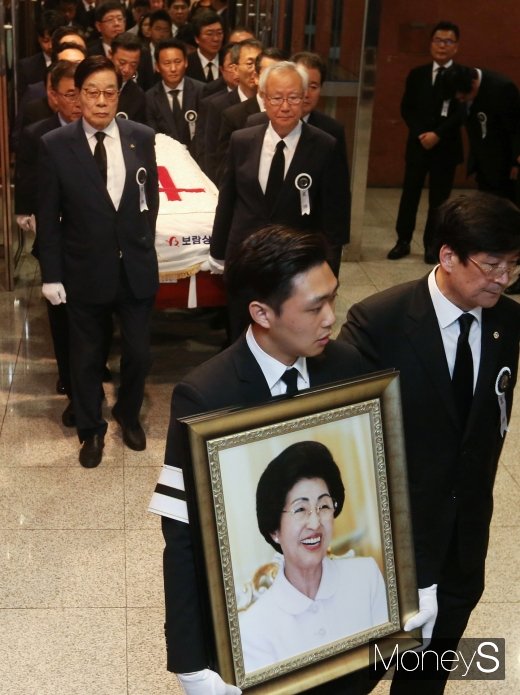 [머니S포토] 고 이희호 여사 발인, 현충원 안장 앞서 사저로…