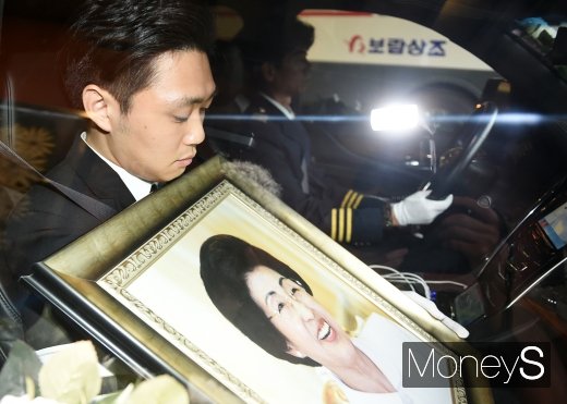 [머니S포토] 운구차량 속 미소 짓는 고 이희호 여사 영정