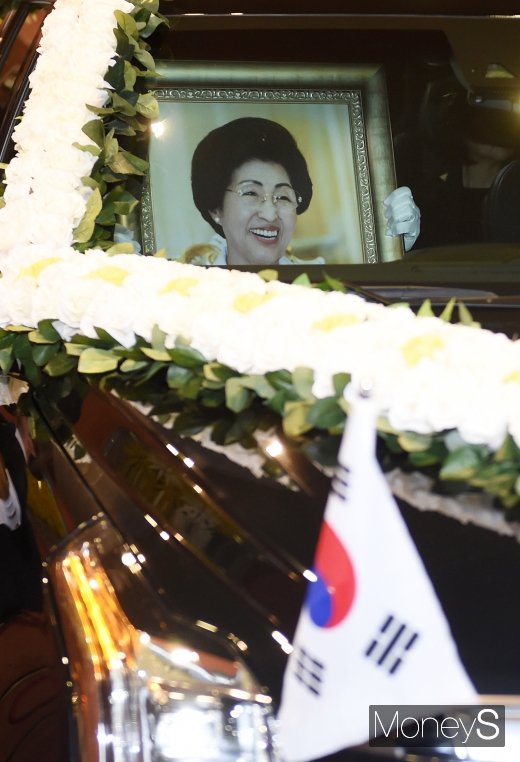 [머니S포토] 고 이희호 여사 발인, 동교동 사저로 출발