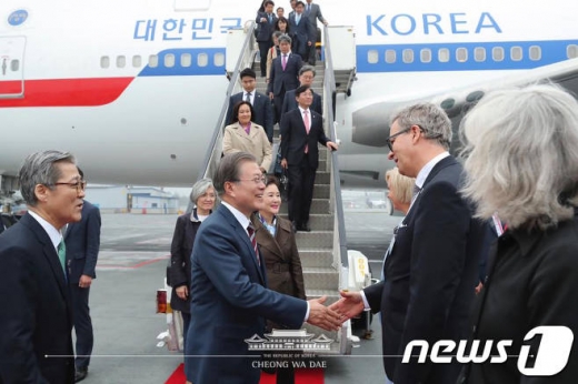 문재인 대통령과 부인 김정숙 여사가 13일(현지시간) 스웨덴 스톡홀름 알란다 국제공항에 도착해 환영인사들과 인사하고 있다. /사진=뉴스1(청와대 페이스북)