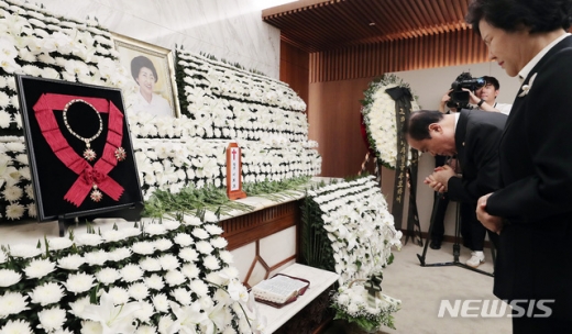 문희상 국회의장이 지난 13일 서울 서대문구 신촌 세브란스병원 장례식장에 마련된 고 이희호 여사의 빈소를 찾아 조문하고 있다. /사진=뉴시스