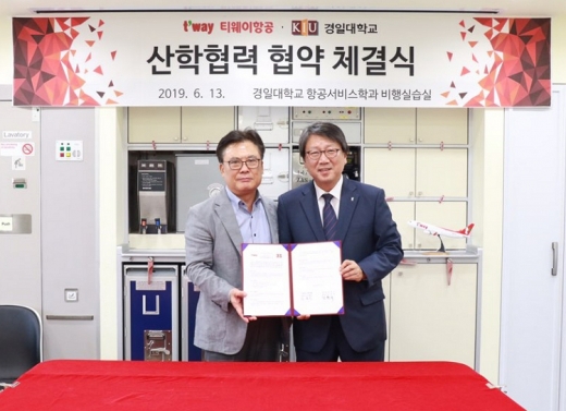 티웨이항공은 경일대학교와 객실승무원 교육훈련을 위한 업무협약을 체결했다.(오른쪽) 정홍근 티웨이항공 대표. /사진=티웨이항공