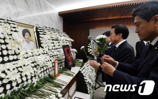 손학규 바른미래당 대표가 지난 11일 서울 서대문구 신촌세브란스병원 장례식장에 마련된 고 이희호 여사의 빈소를 찾아 조문하고 있다. /사진=뉴스1