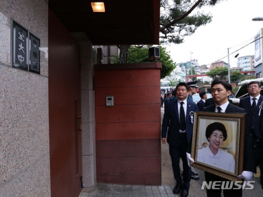 고 이희호 김대중평화센터 이사장의 영정이 14일 오전 서울 동교동 사저와 김대중도서관을 들른 뒤 사저 대문 옆에 나란히 걸린 '김대중·이희호' 문패 앞에 잠시 멈춰서 있다. /사진=뉴시스