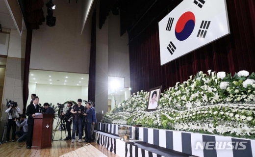 이낙연 국무총리가 14일 서울 동작구 국립현충원에서 사회장으로 치러진 고 이희호 여사 추모식에서 조사를 낭독하고 있다. /사진=뉴시스