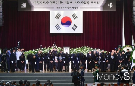 [머니S포토] 이희호 여사 사회장 추모식 참석자들에게 인사하는 유족들