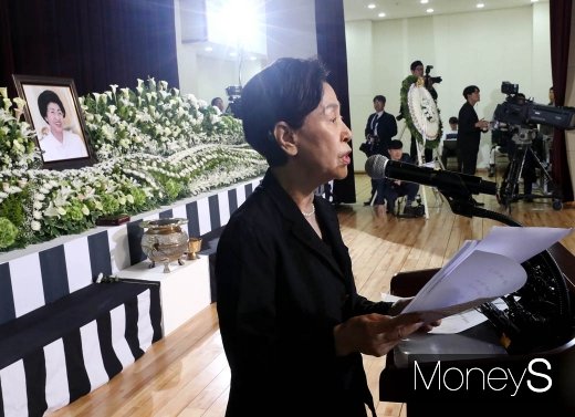 [머니S포토] 이희호 여사의 사회장 추모식에서 약력보고하는 순숙 전 장관